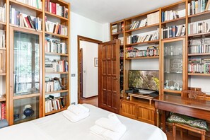 3 bedrooms, iron/ironing board, bed sheets - Spacious two-level apartment located in a shared villa, which accommodates up to 8 people comfortably in 180 sqm, with 4 double bedrooms and 3 bathrooms. It boasts every comfort, including a private garden with patio, equipped with barbecue, and two terr (Perugia)