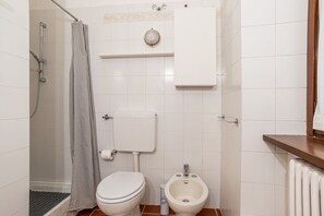 Douche, bidet, serviettes fournies