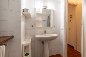 Douche, bidet, serviettes fournies