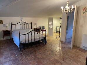 1 bedroom, iron/ironing board, WiFi, bed sheets - Appartement Dans un Grand mas au Calme 10 Minutes D'orange et de L'autoroute A7 (Caderousse)