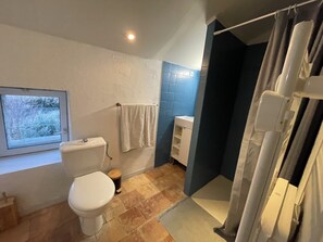 Regadera, toallas, jabón, papel de baño 