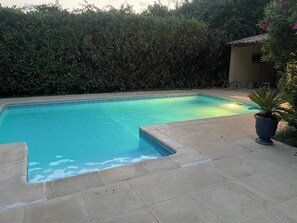 Pool - Appartement Dans un Grand mas au Calme 10 Minutes D'orange et de L'autoroute A7 (Caderousse)