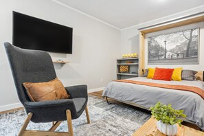 Een bureau, een strijkplank/strijkijzer, internet, beddengoed