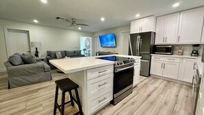 Refrigerador, microondas, parrilla de estufa y lavavajillas