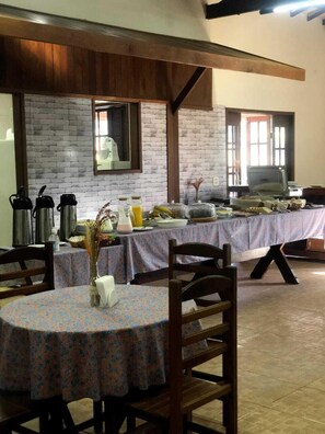 含每日吃到飽早餐