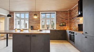 Jääkaappi, liesi, astianpesukone, kahvin-/teenkeitin