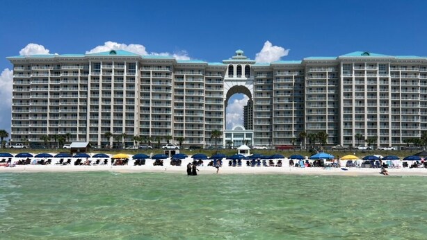 Un grand hôtel à étages, doté d’une arche centrale.