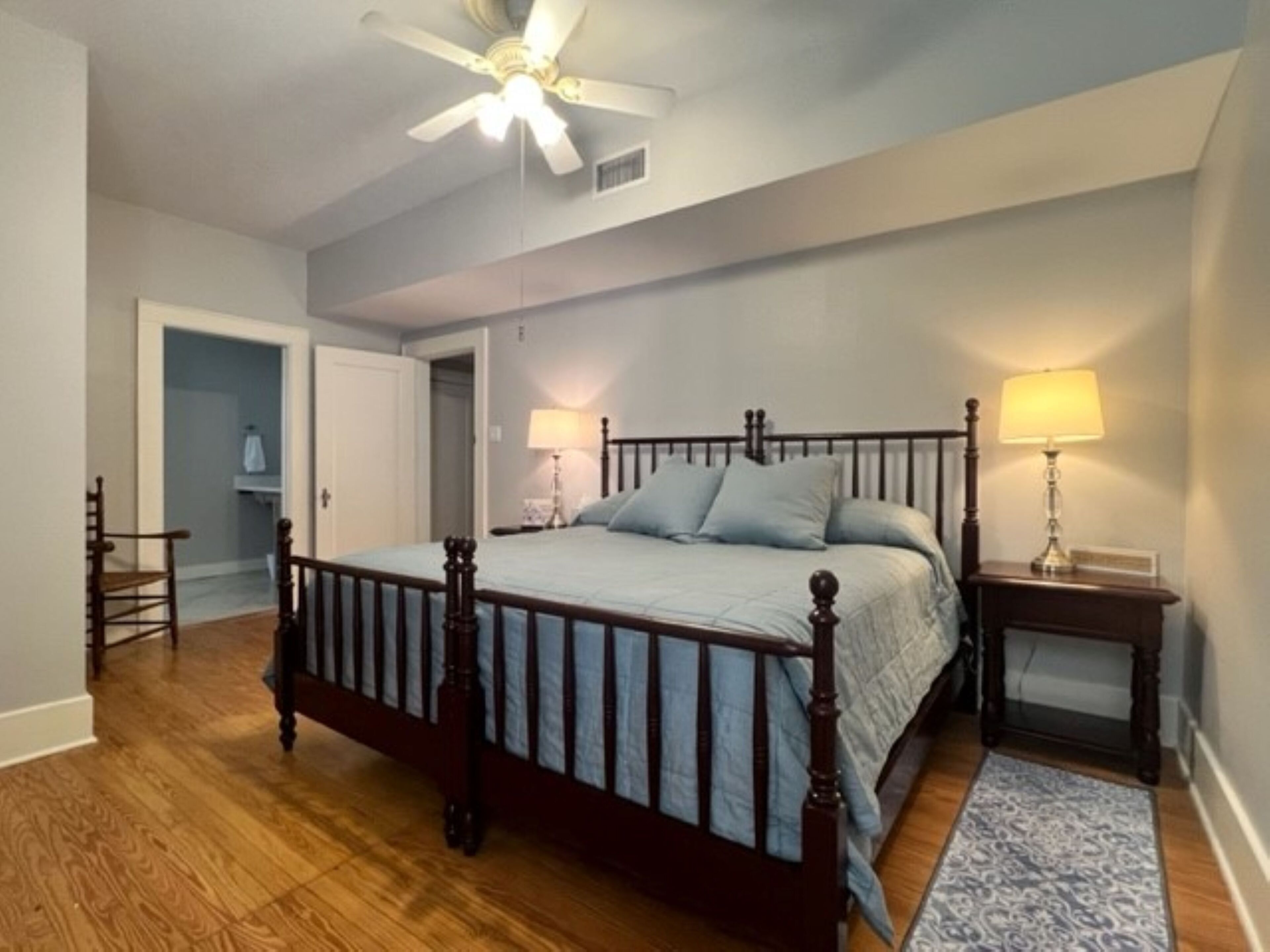 4 slaapkamers, een strijkplank/strijkijzer, reisbedje, gratis wifi