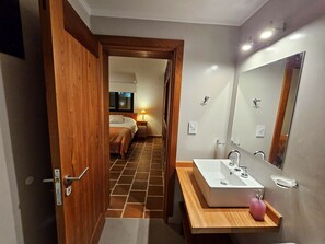 Apartamento estándar | Baño | Ducha, artículos de higiene personal gratuitos, secador de pelo y bidé