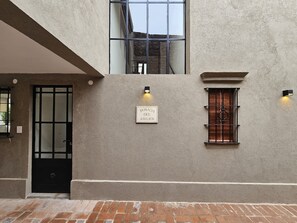 Vista frontal de la propiedad