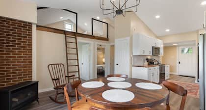 Cozy Cabin/ 2 queen beds/ Loft - 2 beds / Country Side - Central location