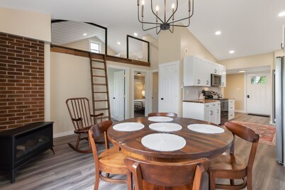 Cozy Cabin/ 2 queen beds/ Loft - 2 beds / Country Side - Central location