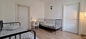 3 Schlafzimmer, Schreibtisch, Bügeleisen/Bügelbrett, Reisekinderbett