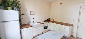 Fridge, microwave, oven, stovetop - 100m² of space and tranquility between Corum, Gare & Place de la Comédie (Montpellier)