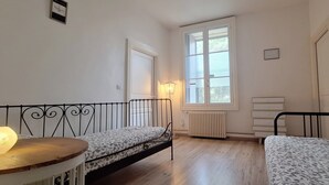 3 soverom, skrivebord, strykejern/-brett og reiseseng for barn