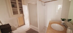 Umweltfreundliche Kosmetikartikel, Haartrockner, Seife, Shampoo