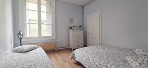 3 bedrooms, desk, iron/ironing board, travel cot - 100m² of space and tranquility between Corum, Gare & Place de la Comédie (Montpellier)