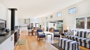 Smart TV, caminetto, libri, impianto stereo