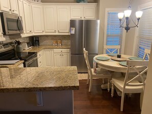 Fridge, microwave, oven, stovetop - Breezy Hutt~ Complimentary golf cart (Myrtle Beach)