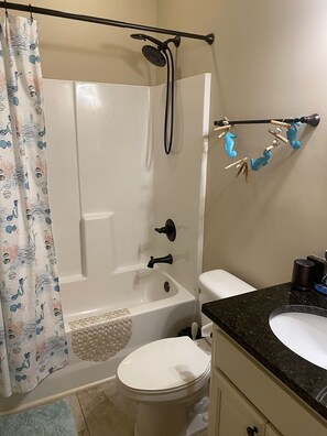 Dusj, hårføner og håndklær