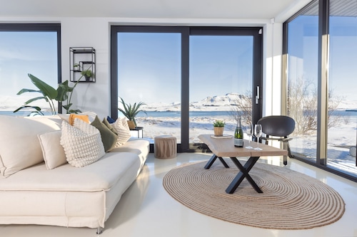 Private oceanfront paradise, northern lights immersion and wildlife