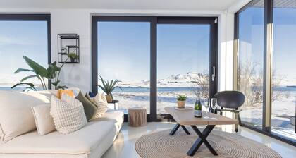 Private oceanfront paradise, northern lights immersion and wildlife