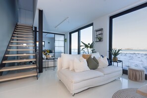 Smart TV, caminetto, tavolo da calcetto, impianto stereo