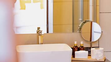 家庭房 | 浴室 | 吹风机、毛巾、肥皂、洗发水