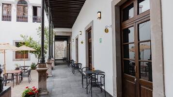 Vista frontal de la propiedad