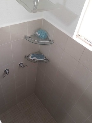Shower, towels, toilet paper - RELAX AND QUIET PLACE (Q.R.)