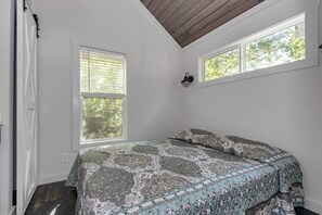 2 bedrooms, WiFi, bed sheets - Park Model TinyHome with spacious front porch table outdoor furniture and spa. (Clubb)