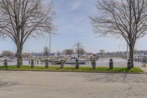 Blick auf das Wasser mit einer Marina, Booten und Bäumen am Ufer.
