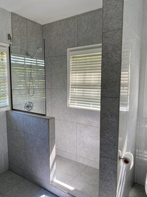 Dusche, Haartrockner, Handtücher, Seife