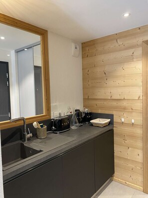 Réfrigérateur, four, lave-vaisselle, cafetière/bouilloire