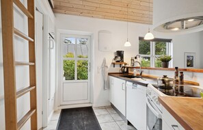 Kjøleskap, ovn, kokeplater og oppvaskmaskin