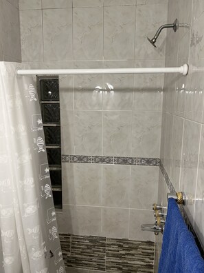 Haartrockner, HandtĂŒcher, Seife, Toilettenpapier