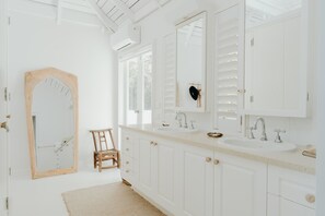 Deluxe Room | Bathroom | Shower, towels - White House (Byron Bay)