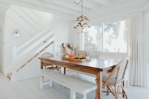 Deluxe Room | Living area | Flat-screen TV - White House (Byron Bay)