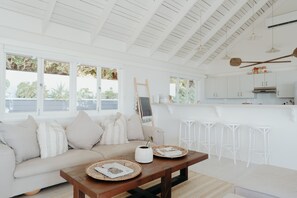 Deluxe Room | Living area | Flat-screen TV - White House (Byron Bay)