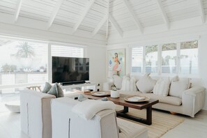 Habitació Deluxe | Sala d'estar | Televisor de pantalla plana 