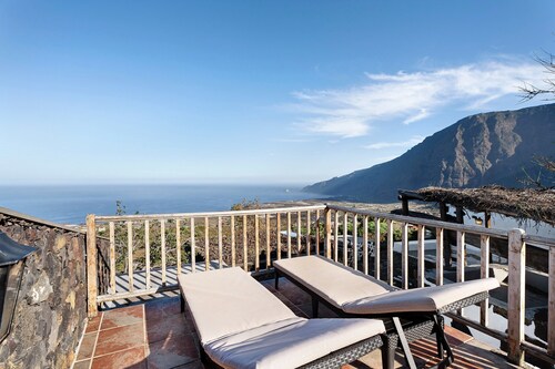 Chalet 'La Higuera' with Sea View, Shared Terrace and Wi-Fi