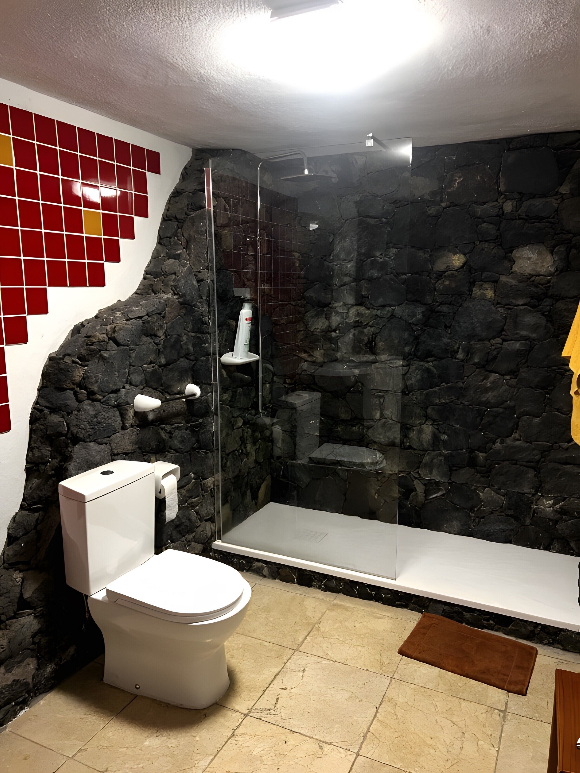 Douche, sèche-cheveux, serviettes fournies