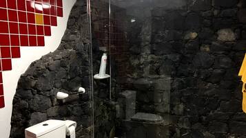 Douche, sĂšche-cheveux, serviettes fournies