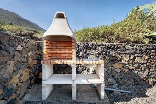 Chalet 'La Higuera' with Sea View, Shared Terrace and Wi-Fi