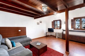 TV - Chalet 'La Higuera' with Sea View, Shared Terrace and Wi-Fi (Frontera)