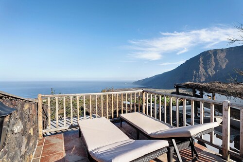 Chalet 'La Higuera' with Sea View, Shared Terrace and Wi-Fi
