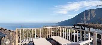 Chalet 'La Higuera' with Sea View, Shared Terrace and Wi-Fi