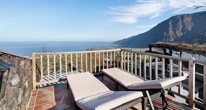 Chalet 'La Higuera' with Sea View, Shared Terrace and Wi-Fi