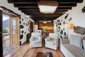 TV - Holiday Home 'El Lagar' with Sea View, Shared Terrace and Wi-Fi (frontera)