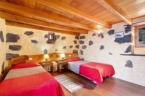 2 bedrooms, iron/ironing board, free WiFi, bed sheets - Holiday Home 'El Lagar' with Sea View, Shared Terrace and Wi-Fi (frontera)